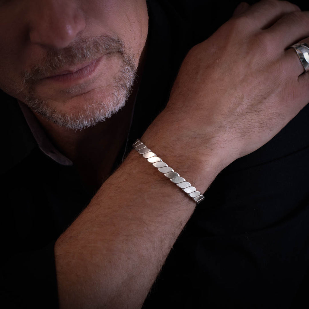 bracelet artisanale jonc en argent massif N° 34 porté par Léo