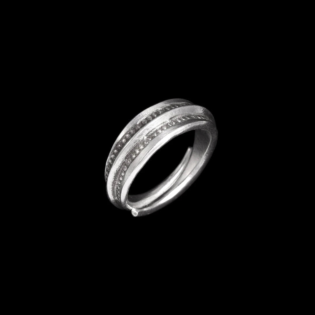 Bague En Argent Tone Avec Motif Central - Taille 4.75 - Occasion