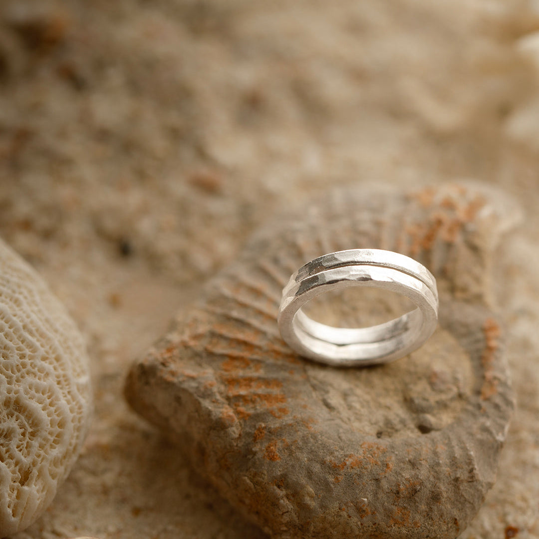 bague artisanale en argent massif contemporaine N°45 - alliance argent massif martelé - Itsara Bijoux
