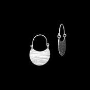 Jolies boucles d'oreilles créoles artisanales en argent massif contemporaines N°29 striées pour un effet plus contemporain - Itsara bijoux