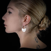 Jolies boucles d'oreilles créoles artisanales en argent massif contemporaines N°29 striées pour un effet plus contemporain - Itsara bijoux