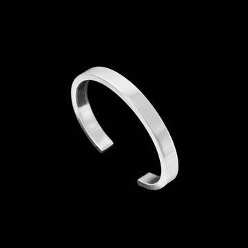 Ce bracelet en argent massif pour femme est un véritable bijou artisanal, épuré et contemporain. Entièrement réalisé à la main, il témoigne d'un savoir-faire exceptionnel, sans moulage.