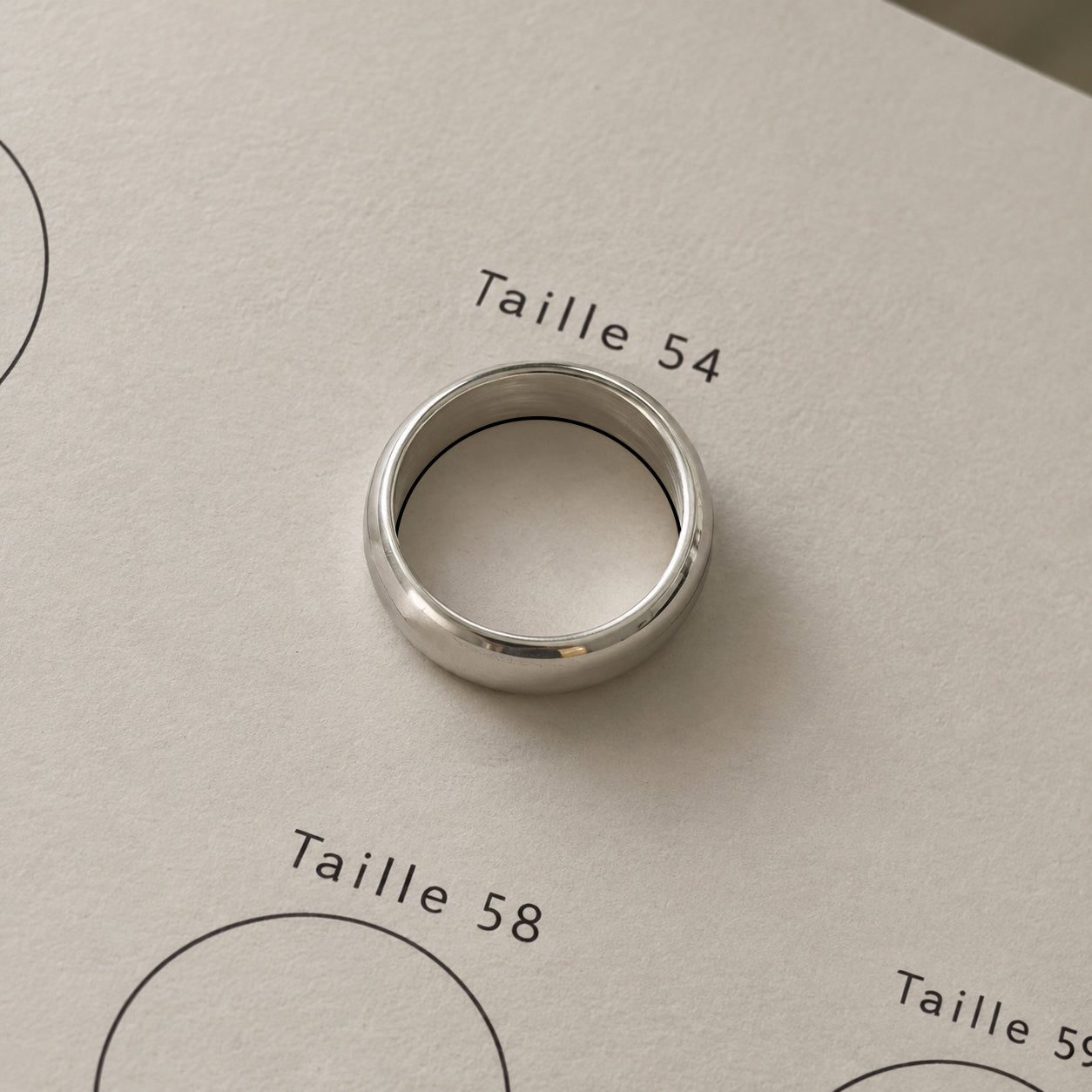 Guide des tailles Itsara, illustration montrant comment utiliser le PDF tutoriel pour mesurer une bague en argent