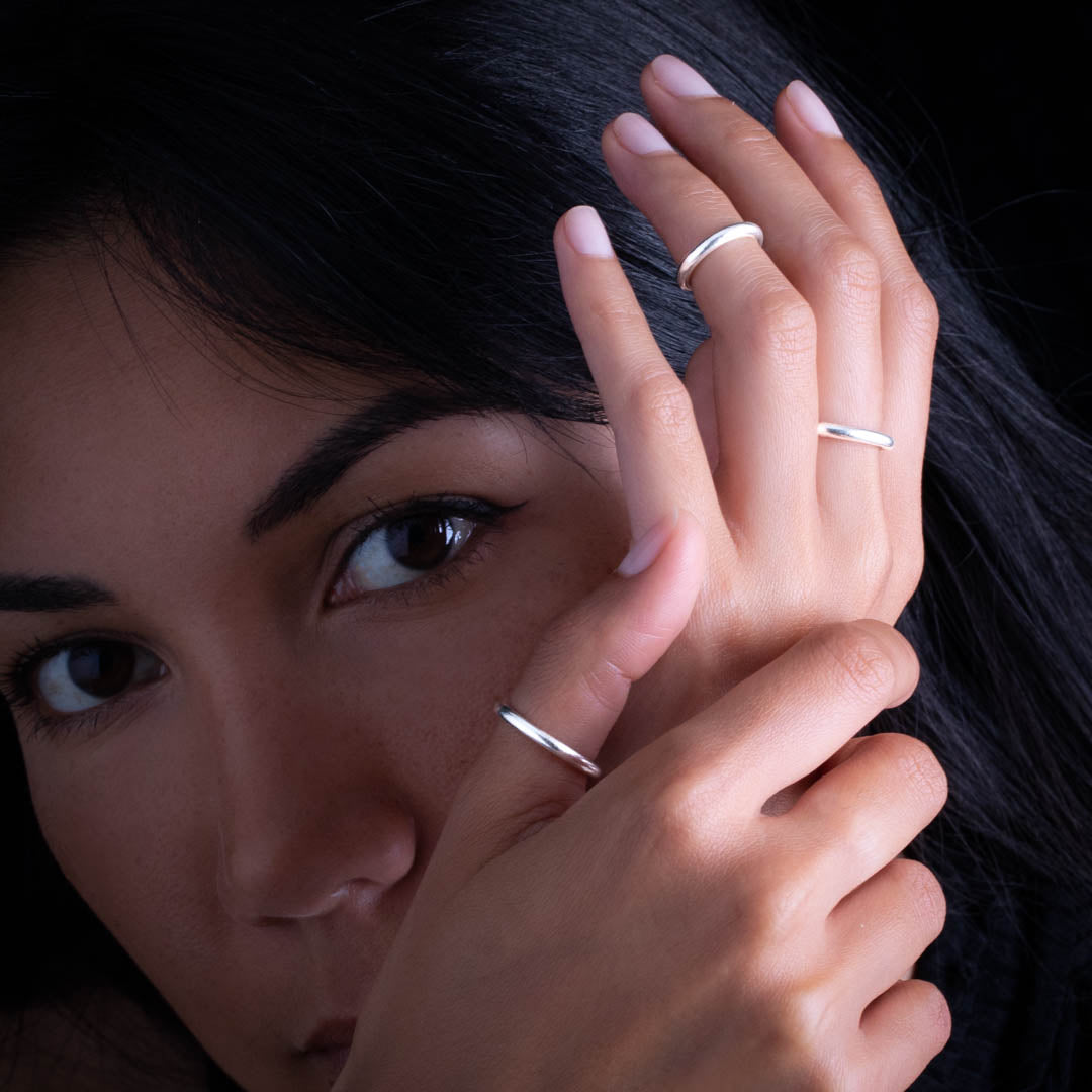 Bague en argent contemporaine N°13, un anneau alliance réglable en argent massif artisanal qui incarne l'élégance intemporelle et le design minimaliste. Cette bague offre un style moderne et raffiné, parfait pour les amateurs de bijoux en argent et de créations artisanales - Itsara bijoux