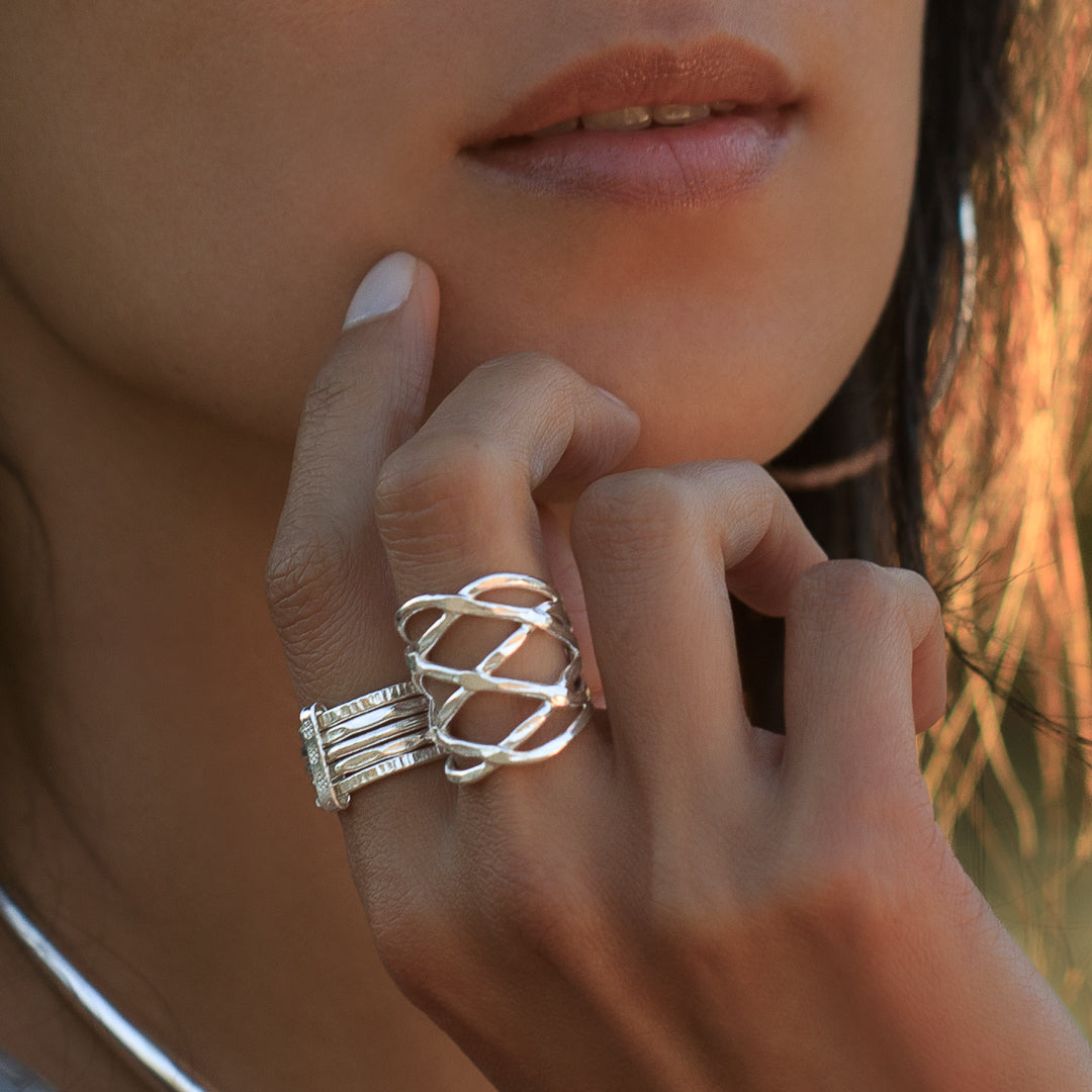 Bague en argent contemporaine N°01 pour femme , grande bague artisanale tressée ajourée en argent massif - Itsara bijoux