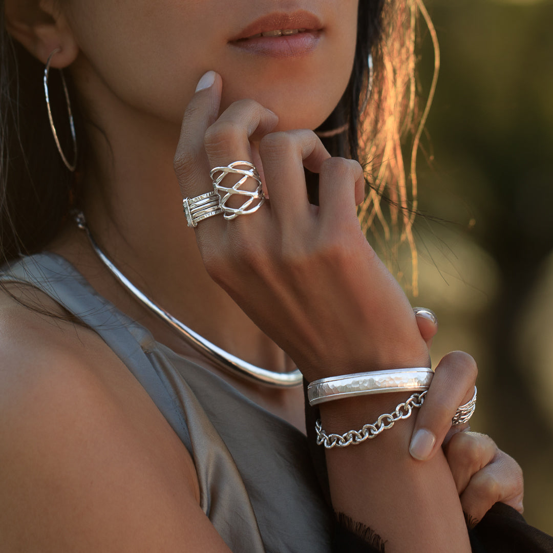 Bague en argent contemporaine N°01 pour femme , grande bague artisanale tressée ajourée en argent massif - Itsara bijoux