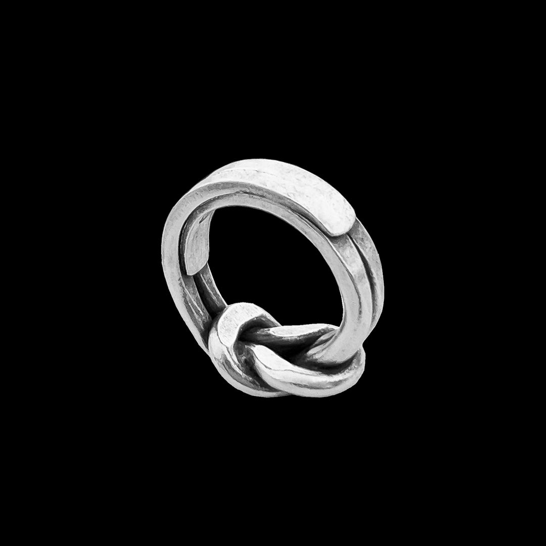 Bague en argent massif contemporaine N°09, délicatement conçue avec deux fils épais en argent s'entremêlant pour former un nœud infini. Un symbole d'éternité et de sophistication, parfaite pour un look élégant et intemporel - Itsara bijoux