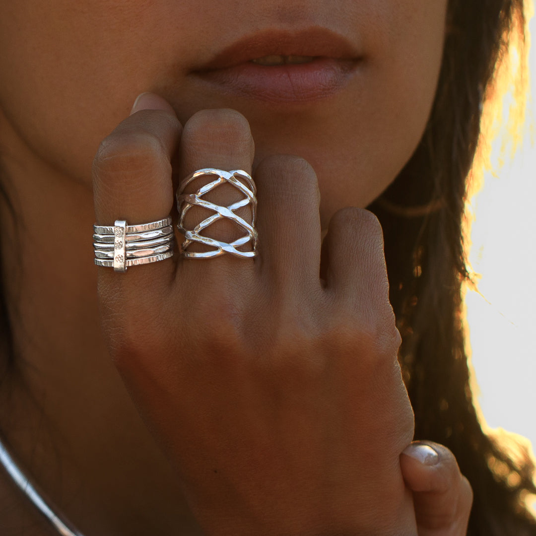 Bague en argent massif contemporaine N°12 constituée de cinq anneaux martelés, réunis avec une attache en argent poinçonnée. bague semainier artisanale en argent massif - classique intemporel revisité - Itsara bijoux