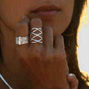 Bague en argent massif contemporaine N°12 constituée de cinq anneaux martelés, réunis avec une attache en argent poinçonnée. bague semainier artisanale en argent massif - classique intemporel revisité - Itsara bijoux