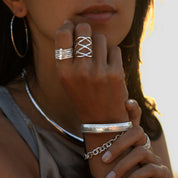 Bague en argent massif contemporaine N°12 constituée de cinq anneaux martelés, réunis avec une attache en argent poinçonnée. bague semainier artisanale en argent massif - classique intemporel revisité - Itsara bijoux