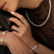 Bague artisanale en argent massif N°62  de chez Itsara bijoux, entièrement faite à la main. Grande bague ajourée, elle est délicatement poinçonnée, martelée et patinée. Un bague aérée et élancée . Itsara