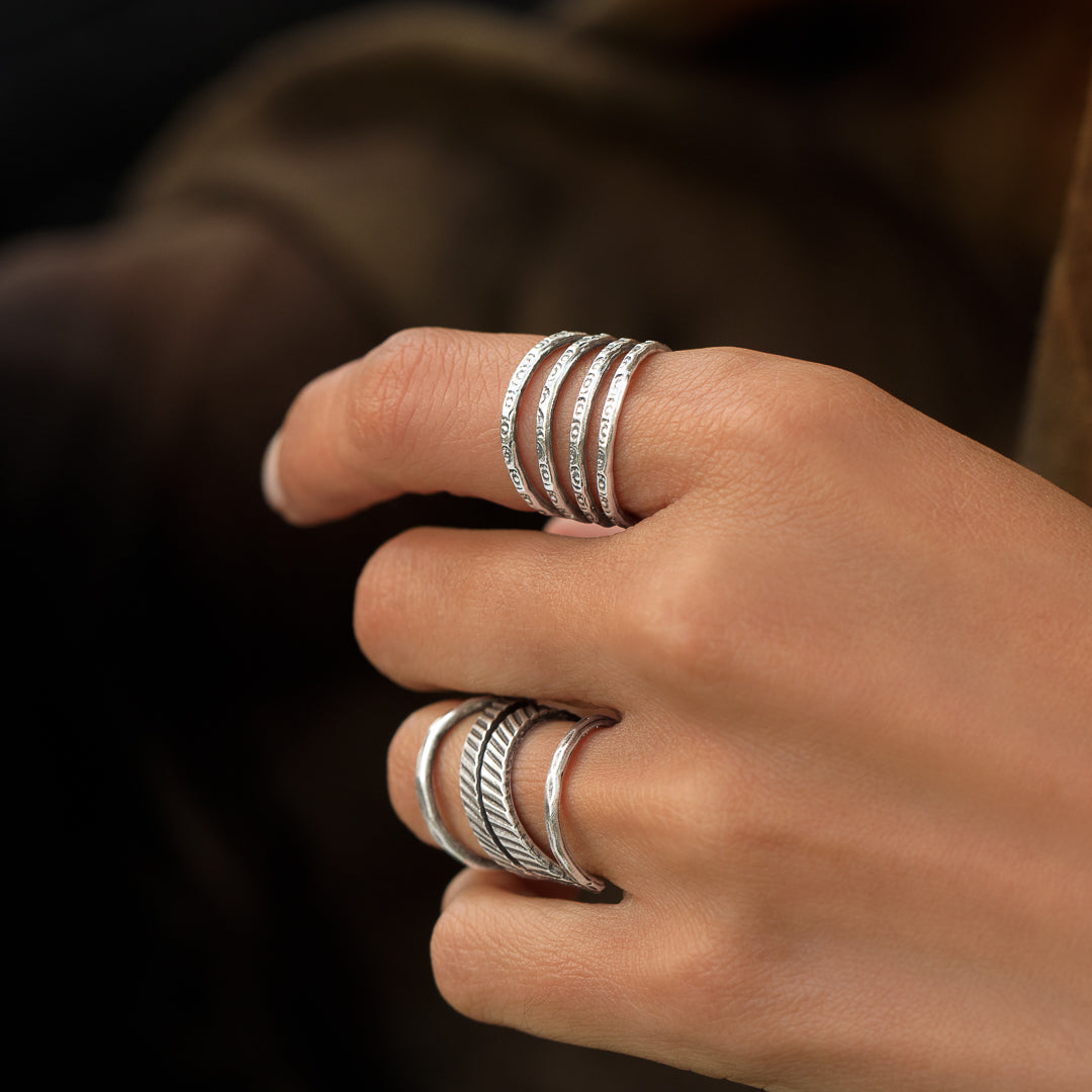 Cette bague en argent massif contemporaine N°14 pour femme avec ses quatre branches séparées est gravée de petits motifs raffinés - Itsara bijoux