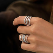 Cette bague en argent massif contemporaine N°14 pour femme avec ses quatre branches séparées est gravée de petits motifs raffinés - Itsara bijoux