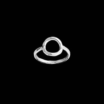 Bague fine et délicate en argent massif, faite à la main avec un cercle ajouré et un anneau martelé. Cette pièce féminine ajoute une touche de minimalisme et d'élégance.