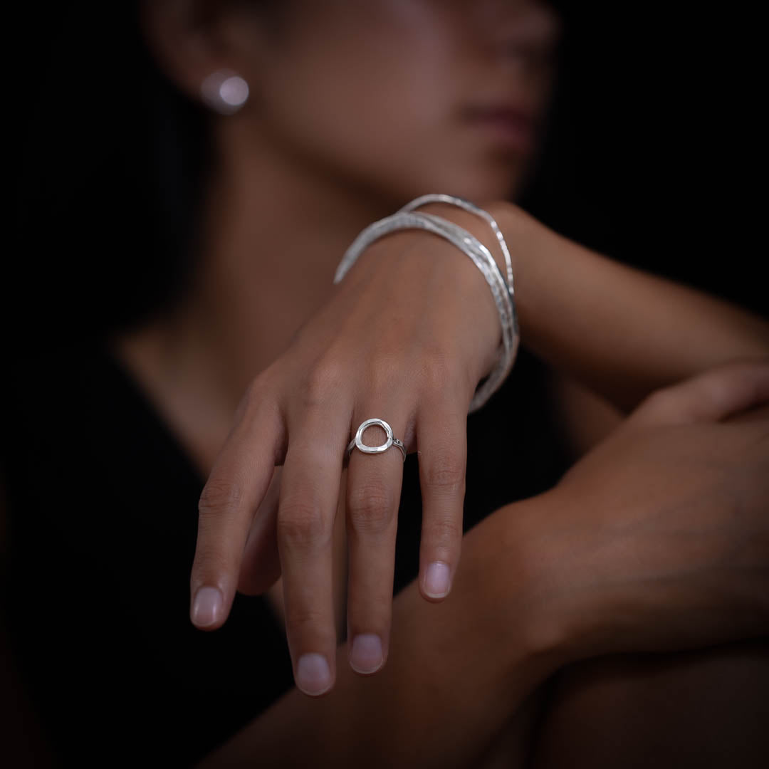 Cette bague en argent contemporaine N°16 avec un design ajouré sur un anneau fin martelé. Un bijou artisanal parfait pour un look féminin et tendance - Itsara bijoux