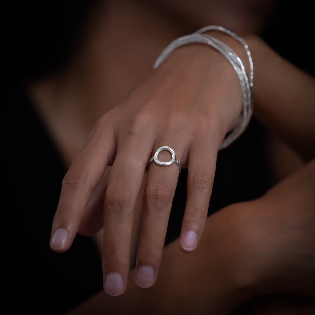 Cette bague en argent contemporaine N°16 au cercle ajouré et à l’anneau martelé apporte une touche d’élégance. Un bijou délicat et artisanal qui met en avant la finesse et la féminité - Itsara bijoux