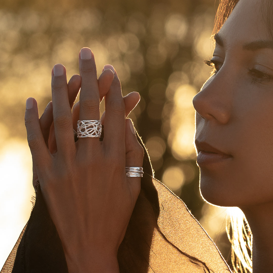 Élégante et unique, cette bague en argent contemporaine N°17 est réalisée avec un tressage ajouré. Sa structure artisanale rappelle une dentelle délicate, idéale pour un look moderne - Itsara bijoux