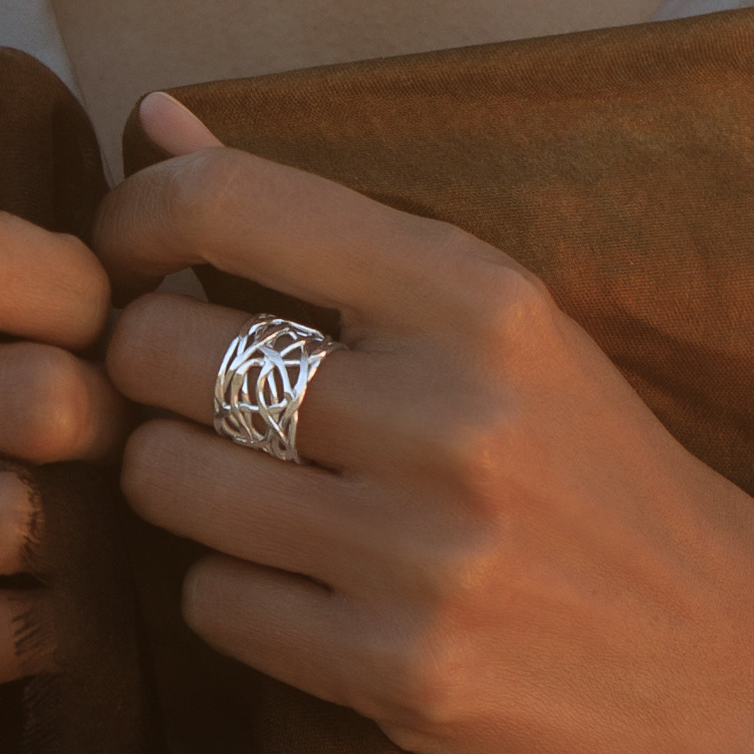 Élégante et unique, cette bague en argent contemporaine N°17 est réalisée avec un tressage ajouré. Sa structure artisanale rappelle une dentelle délicate, idéale pour un look moderne - Itsara bijoux