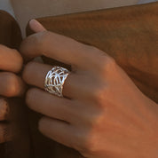 Élégante et unique, cette bague en argent contemporaine N°17 est réalisée avec un tressage ajouré. Sa structure artisanale rappelle une dentelle délicate, idéale pour un look moderne - Itsara bijoux