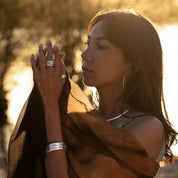 Élégante et unique, cette bague en argent contemporaine N°17 est réalisée avec un tressage ajouré. Sa structure artisanale rappelle une dentelle délicate, idéale pour un look moderne - Itsara bijoux