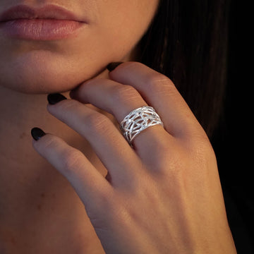 Très belle bague contemporaine en argent massif, réalisée en tressage ajouré de fils d'argent entremêlés. Chaque pièce artisanale unique offre une élégante impression de dentelle.