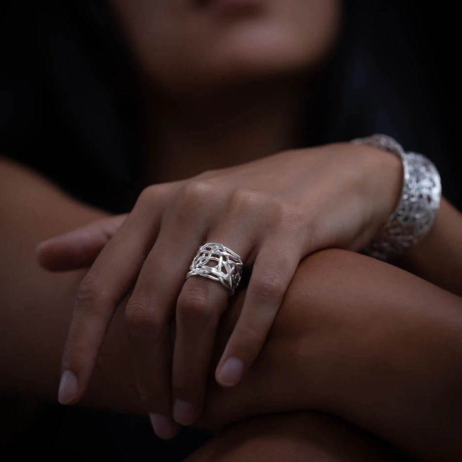 Cette bague en argent contemporaine N°17, avec son tressage ajouré et entremêlé de façon non symétrique, capture l'esprit naturel de la dentelle artisanale. Un bijou contemporain et unique - Itsara bijoux