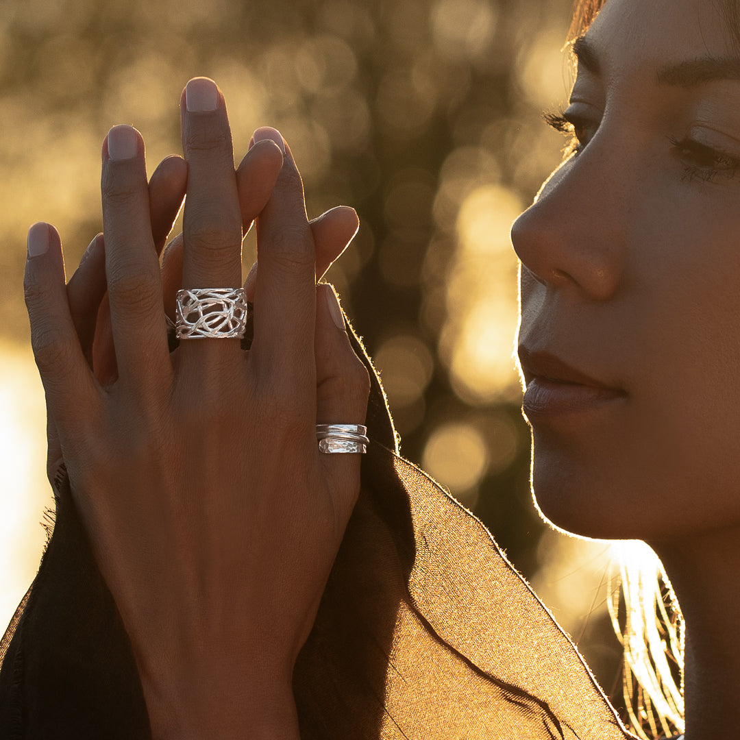 Cette bague ajustable en argent massif contemporaine N°20 - bague qui s'enroule autour du doigt en formant trois anneaux distincts, avec un design contemporain et raffiné - Itsara bijoux