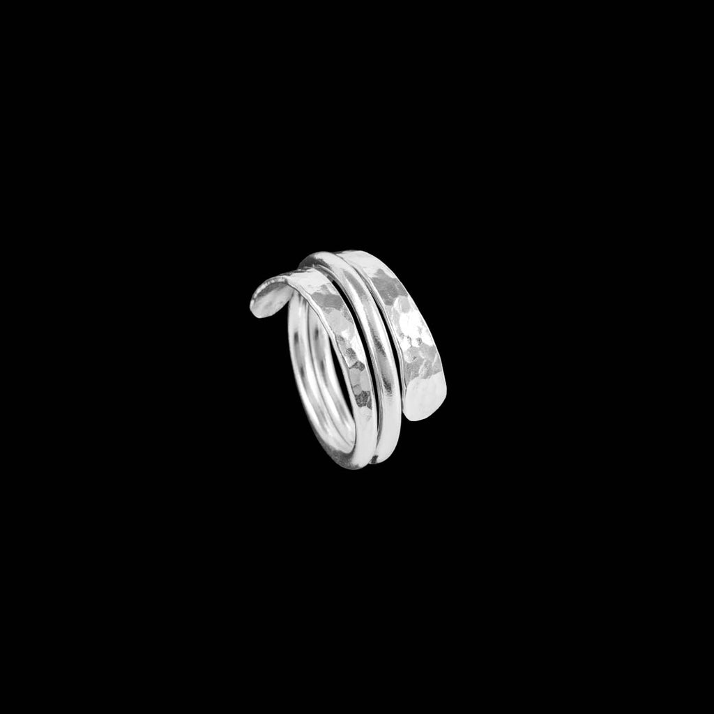 Cette bague en argent contemporaine N°20 s'enroule délicatement autour du doigt, créant l'illusion de trois anneaux distincts. Son design contemporain et épuré apporte une touche d'élégance moderne à toutes vos tenues - Itsara bijoux