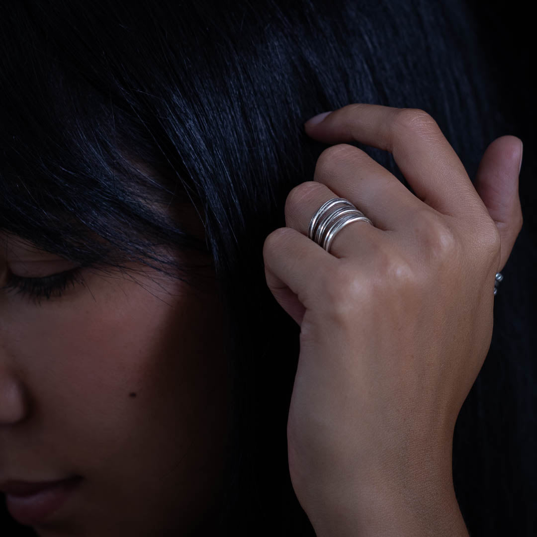 Gros plan sur cette bague en argent massif contemporaine N°22 qui  présente trois anneaux ajourés, griffés et patinés, pour un design contemporain qui allie simplicité et élégance - Itsara bijoux