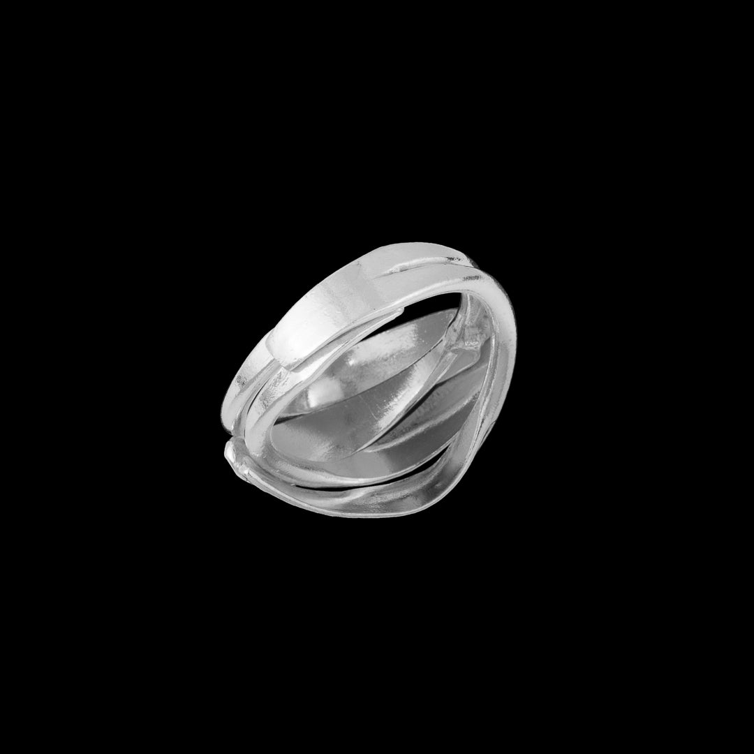 Bague en argent contemporaine N°25, chef-d'œuvre d'artisanat, non patinée, sa brillance lumineuse et sa nervure en relief en font un bijou chic et moderne - version ajustable - Itsara bijoux