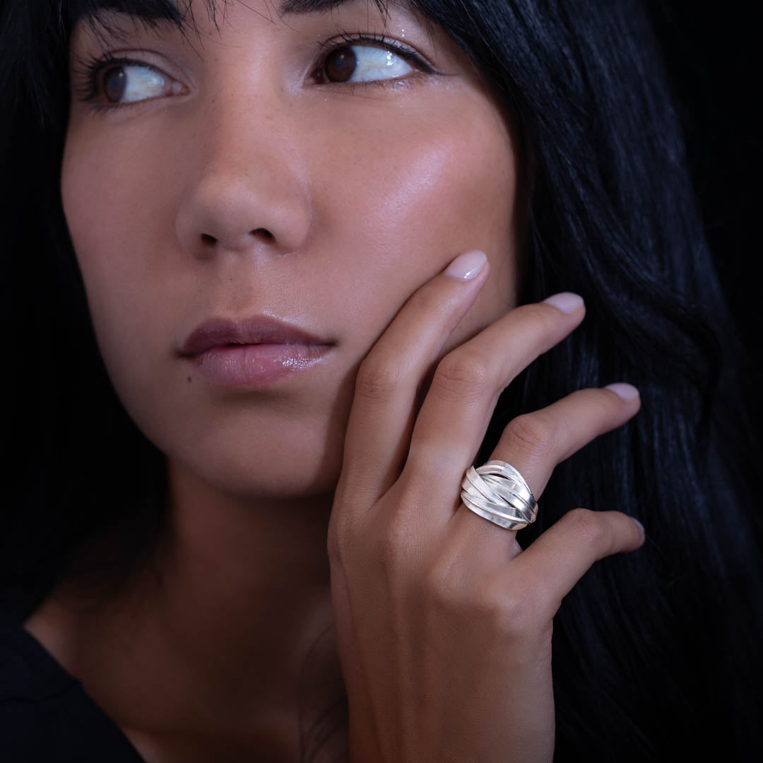 Bague artisanale en argent contemporaine N°25, non patinée, mettant en valeur ses quatre extrémités aplatis en forme de feuille. La nervure centrale en relief ajoute une touche de peps à ce bijou éclatant - Itsara bijoux