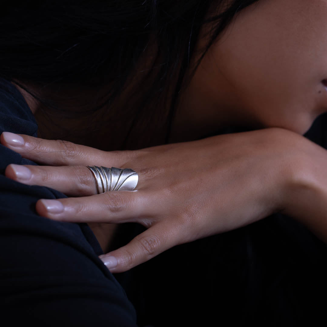 Cette bague en argent contemporaine N°28 pour femme combine style et confort. Avec son design allongé et son arrière plus court, elle est parfaite pour un usage quotidien, ajoutant une touche de raffinement à chaque tenue - Itsara bijoux