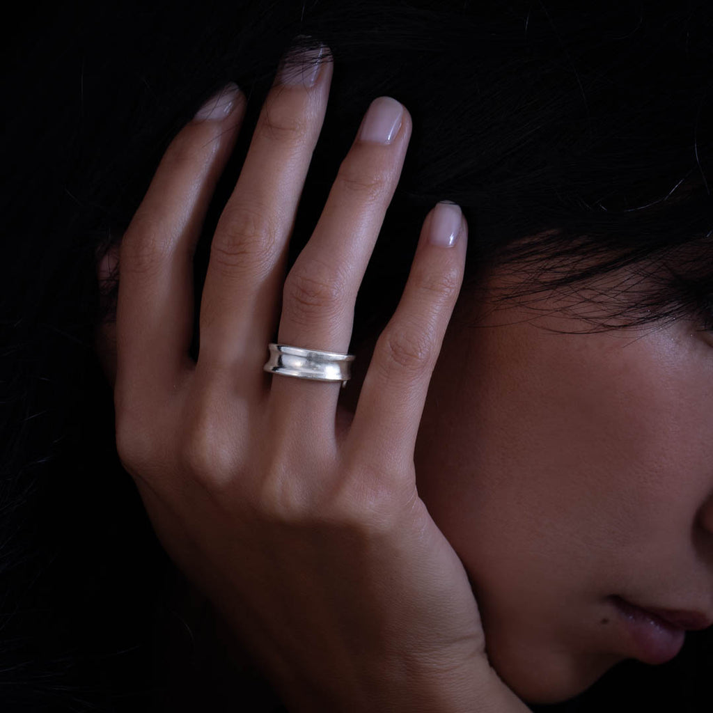 Bel anneau artisanal en argent massif, avec une forme en creux et une épaisseur qui lui confèrent solidité et intensité. Une bague intemporelle conçue pour durer.