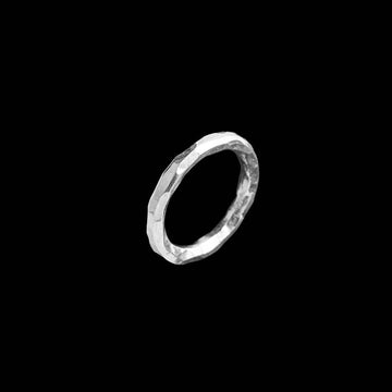 Cette bague en argent pour femme contemporaine est un anneau en argent massif, unisexe et entièrement fait à la main. Le martelage de l’artisan.e lui confère une texture brute et organique, en faisant une pièce intemporelle et résistante.