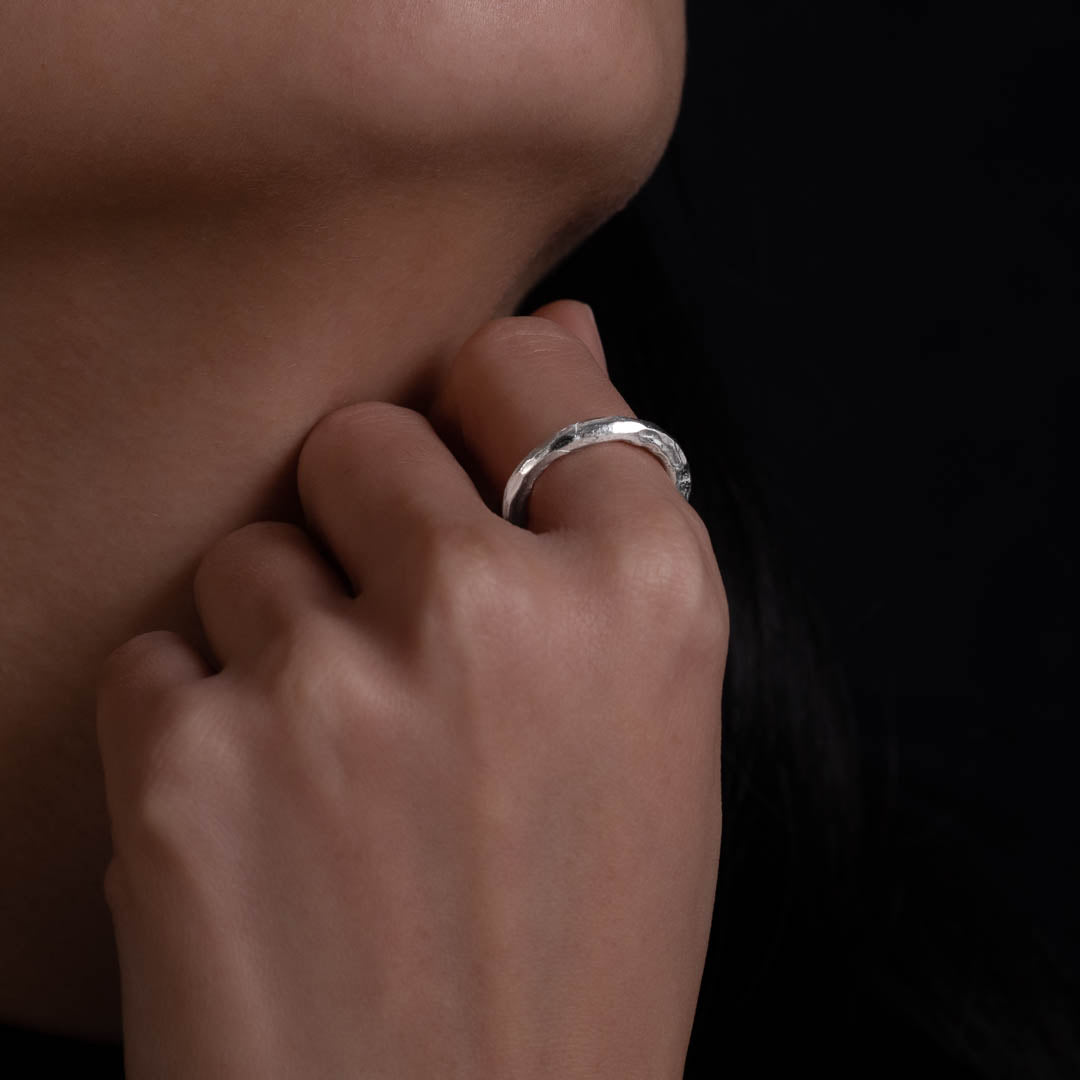 Bague en argent contemporaine N°32, unisexe et entièrement réalisée à la main. Son design martelé apporte une touche unique et brute, parfaite pour un style moderne et durable - Itsara bijoux