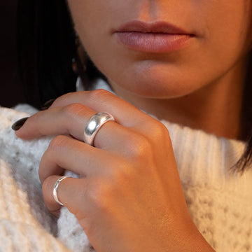 Bague pour femme contemporaine, épaisse et en argent massif, entièrement faite à la main. Son design chic et élégant en fait une pièce intemporelle et ultra résistante, parfaite pour un usage quotidien.