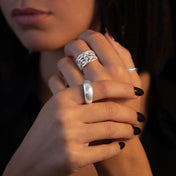 Bague en argent contemporaine N°33, épaisse et contemporaine. Son élégance intemporelle et sa robustesse font de cette pièce un incontournable pour un style chic et moderne - Itsara bijoux