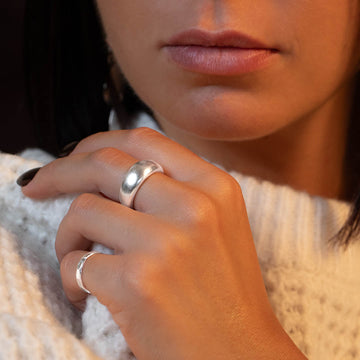 bague artisanale contemporaine N° 33, anneau épais en argent massif porté par Laurianne