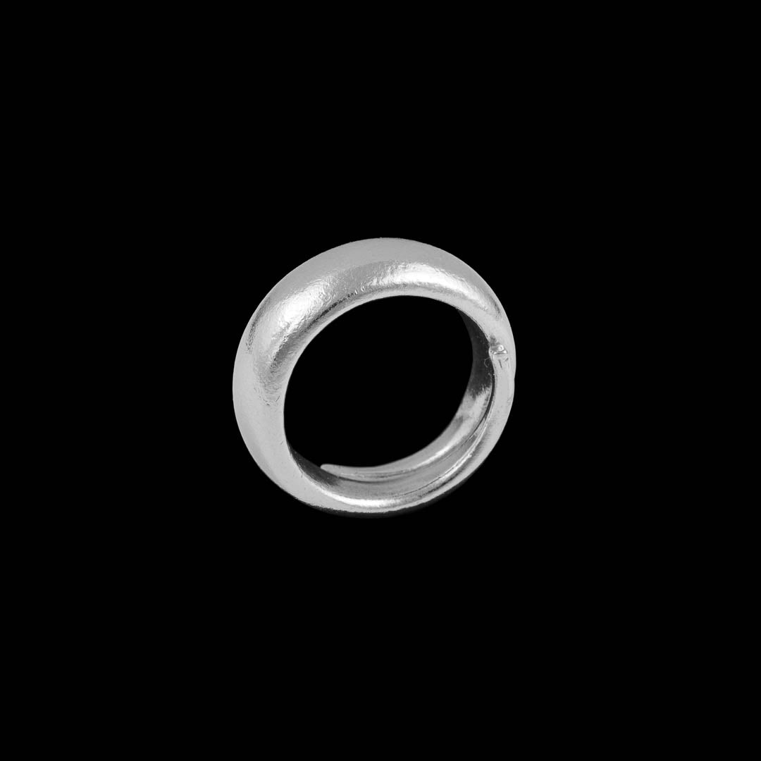 Élégante et ultra résistante, cette bague en argent contemporaine N°33 pour femme est entièrement faite à la main. Son design contemporain et réglable la rend parfaite pour compléter n'importe quelle tenue avec style - Itsara bijoux