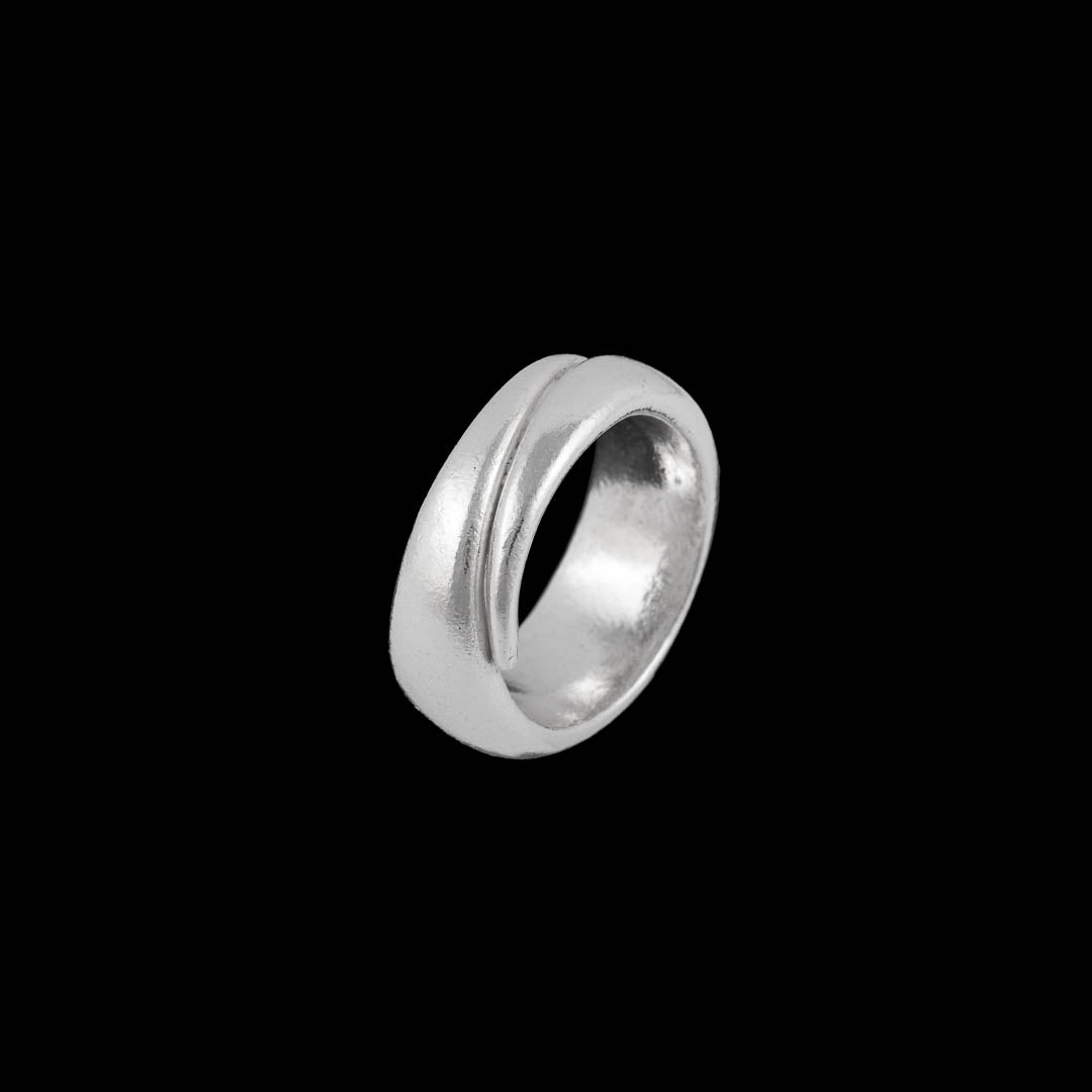 Découvrez cette bague en argent  contemporaine N°33. Sa construction robuste et réglable allie style chic et durabilité, faisant de cette bague un choix indispensable pour toutes les fashionistas - Itsara bijoux