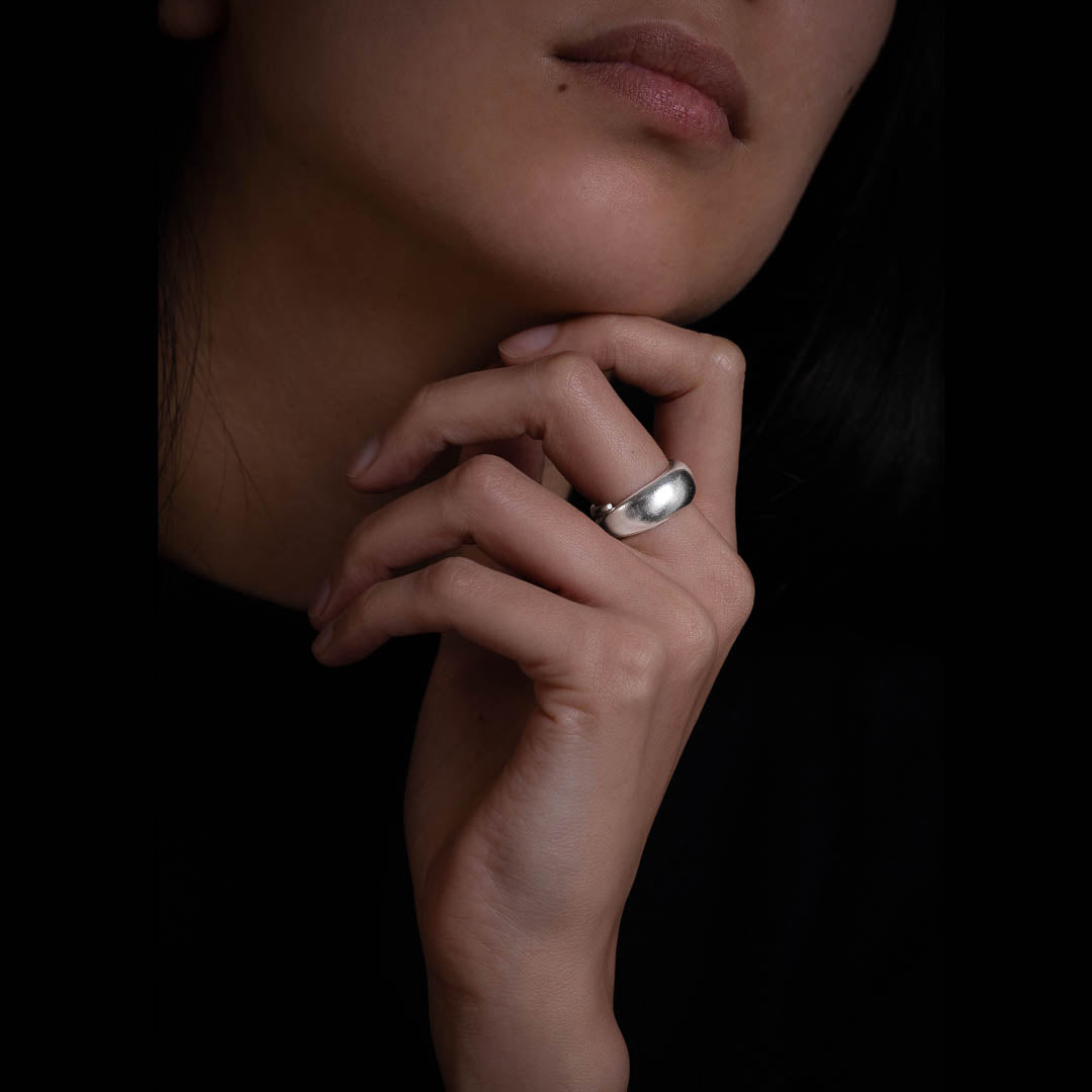 Bague en argent contemporaine N°33 pour femme, réalisée en argent massif et conçue à la main. Épaisse et élégante, elle offre une touche intemporelle tout en restant ultra résistante et confortable à porter - Itsara bijoux