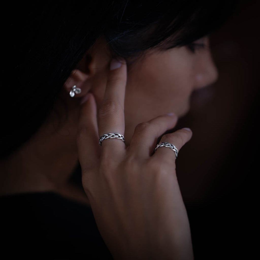 Bague artisanale pour femme en argent, composée d'un délicat tressage de fils d'argent massif. Sa finition patinée offre un look intemporel et raffiné, idéal pour un port quotidien.Porté par Valeriane un modèle féminin .