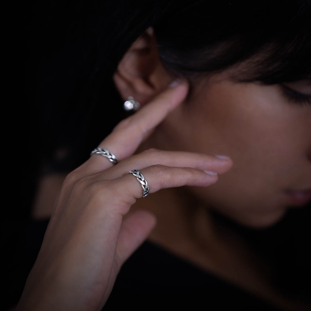 Cette bague en argent contemporaine N°34 pour femme est un bijou délicat, entièrement fait à la main. Le tressage de fils d'argent pur lui confère une allure brillante et élégante, parfaite pour toute occasion - Itsara bijoux