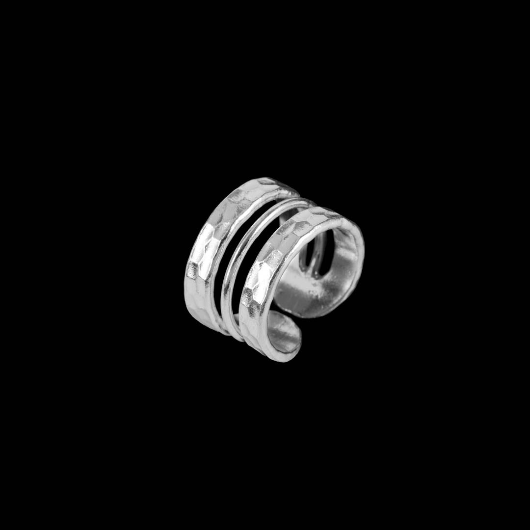 Bague en argent massif contemporaine N°35 pour femme. Bijou ajouré, en argent martelé. Lumineuse et moderne, idéale pour les amateurs de style unique - Itsara bijoux