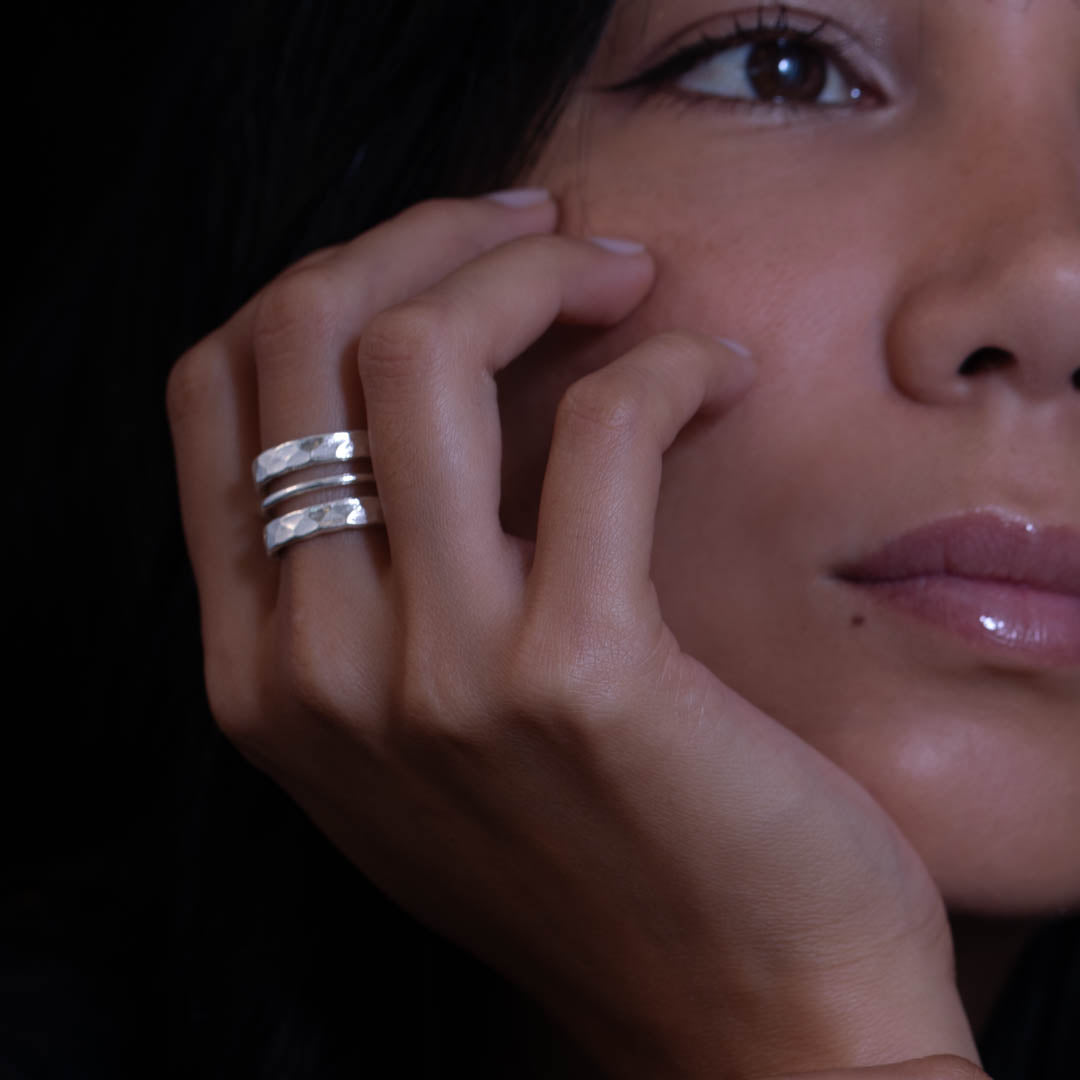 Gros plan sur cette belle bague en argent contemporaine N°35 pour femme entièrement faite à la main. Son design ajouré et martelé lui confère une élégance unique, tout en lui apportant une luminosité éclatante - Itsara bijoux