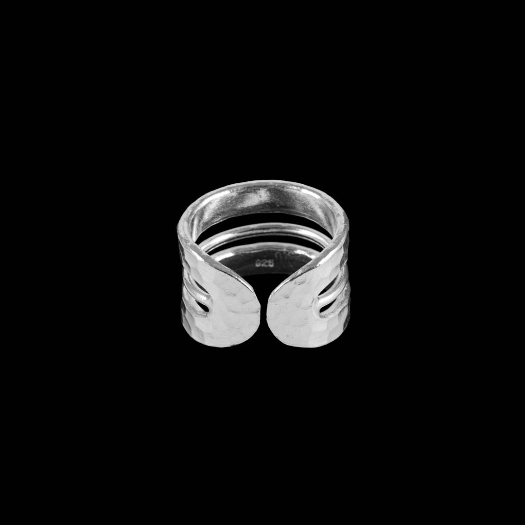 Bague en argent contemporaine N°35 pour femme, au design contemporain et fait main. Son aspect martelé et ajouré lui confère une touche de luxe et une élégance durable, idéale pour chaque occasion - Itsara bijoux