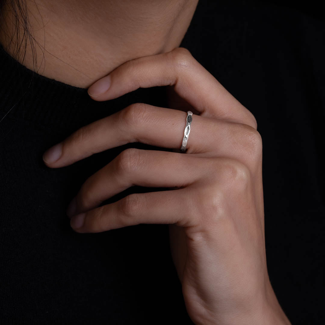 Cette bague en argent contemporaine N°36, une pièce artisanale pour femme au design contemporain. Son martelage délicat et son style épuré font de cette bague fixe une option chic et intemporelle - Itsara bijoux