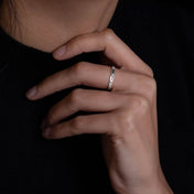 Cette bague en argent contemporaine N°36, une pièce artisanale pour femme au design contemporain. Son martelage délicat et son style épuré font de cette bague fixe une option chic et intemporelle - Itsara bijoux