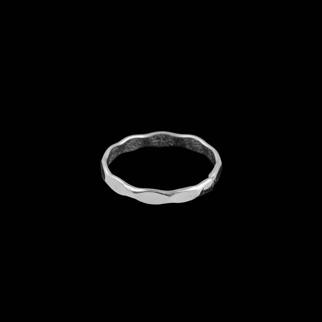 Bague en argent contemporaine N°36 pour femme, cet anneau fin en argent massif est entièrement fait à la main. Son aspect martelé ajoute une touche de luxe et de modernité, idéale pour une alliance discrète - Itsara bijoux