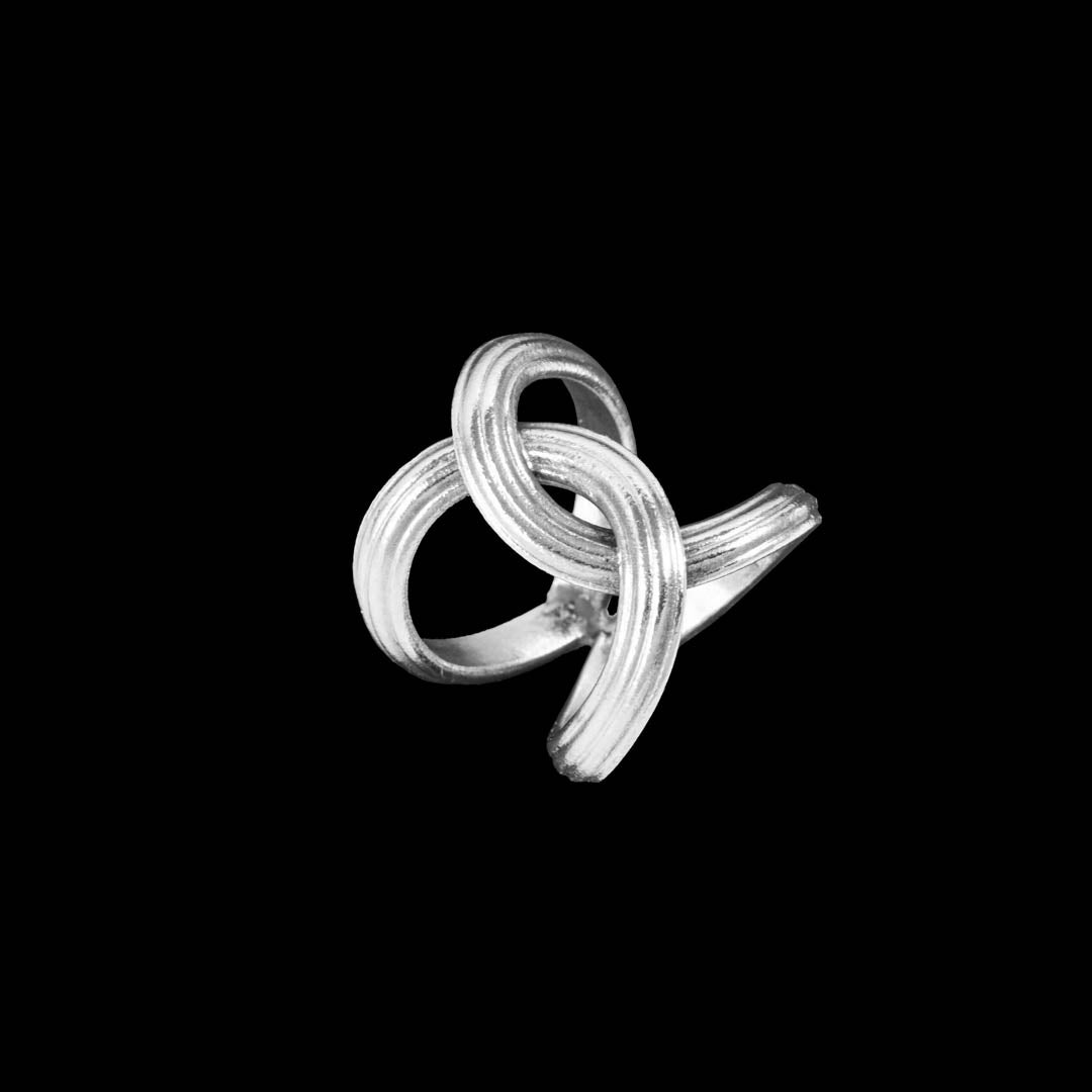 Superbe bague en argent contemporaine N°37 pour femme, entièrement faite à la main sans moulage. Avec ses deux anneaux entrelacés, rainurés et délicatement patinés, elle incarne une élégance unique et artisanale - Itsara bijoux